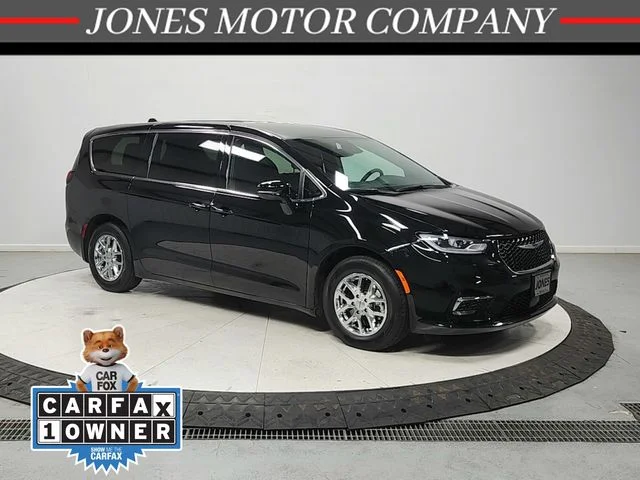 2025 Chrysler Pacifica Select's photo