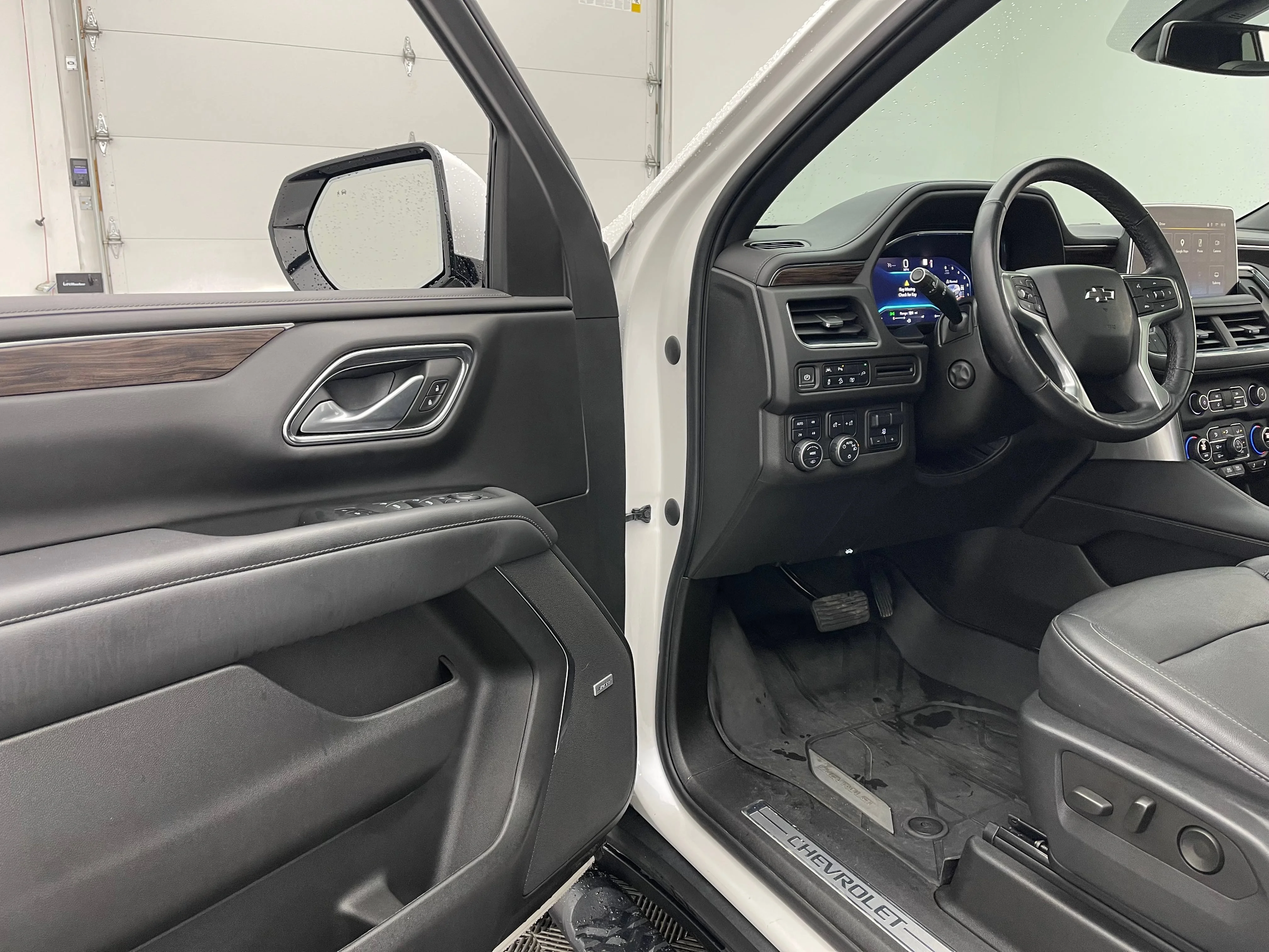 Used 2022 Iridescent Pearl Tricoat Chevrolet Z71 image 18