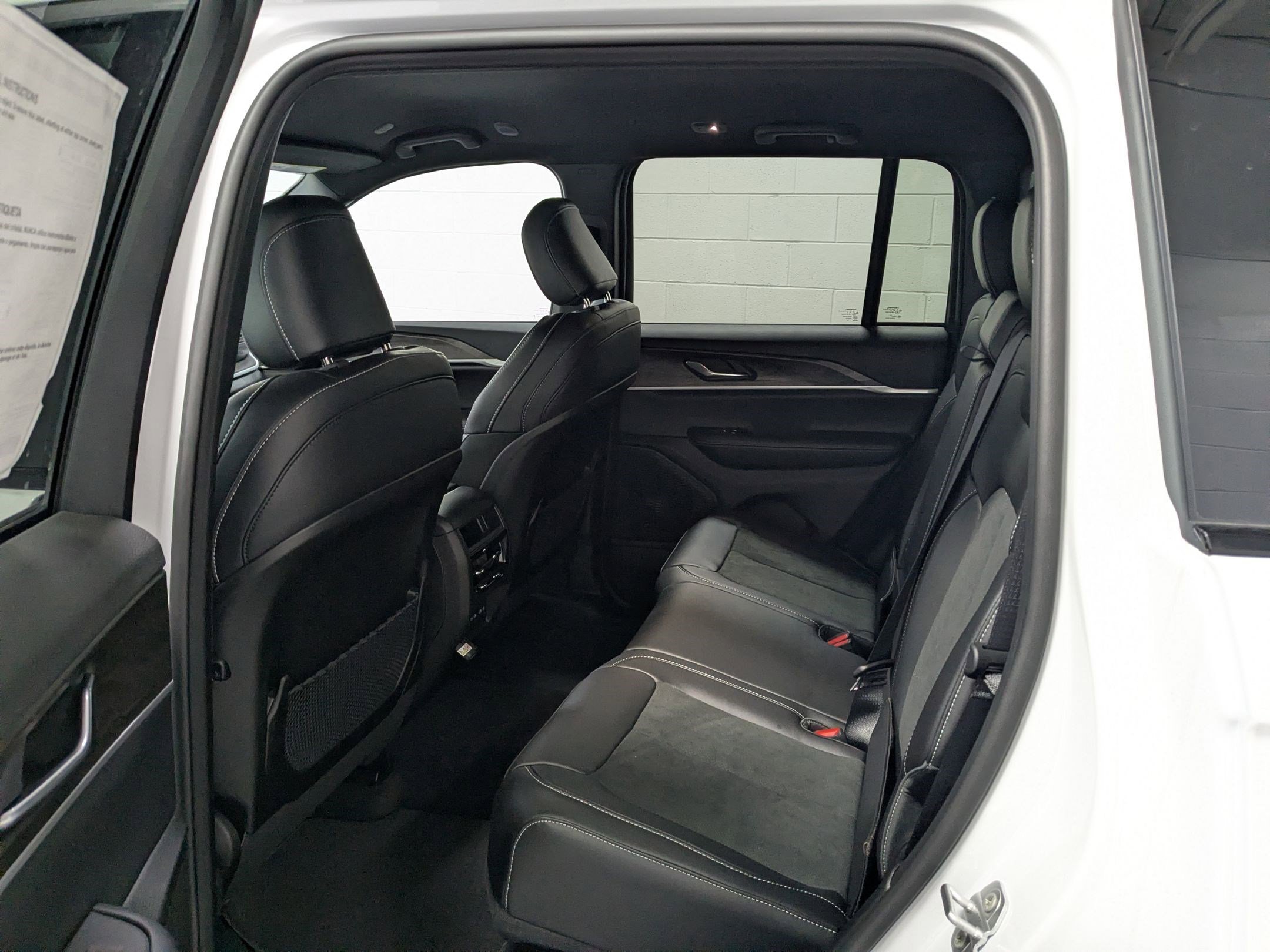 New 2026 Bright White Clear-Coat Exterior Paint Jeep Laredo Altitude image 17