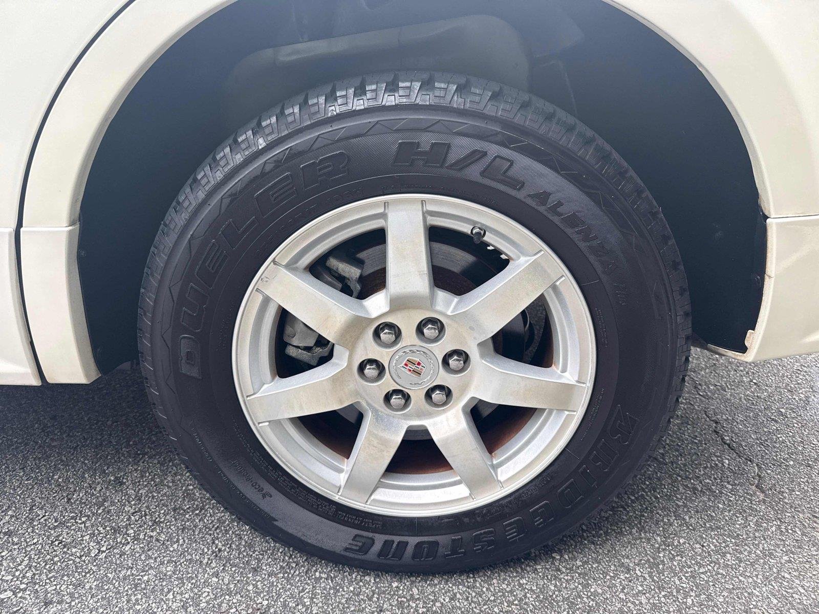 Used 2009 White Diamond Tricoat Cadillac AWD image 30