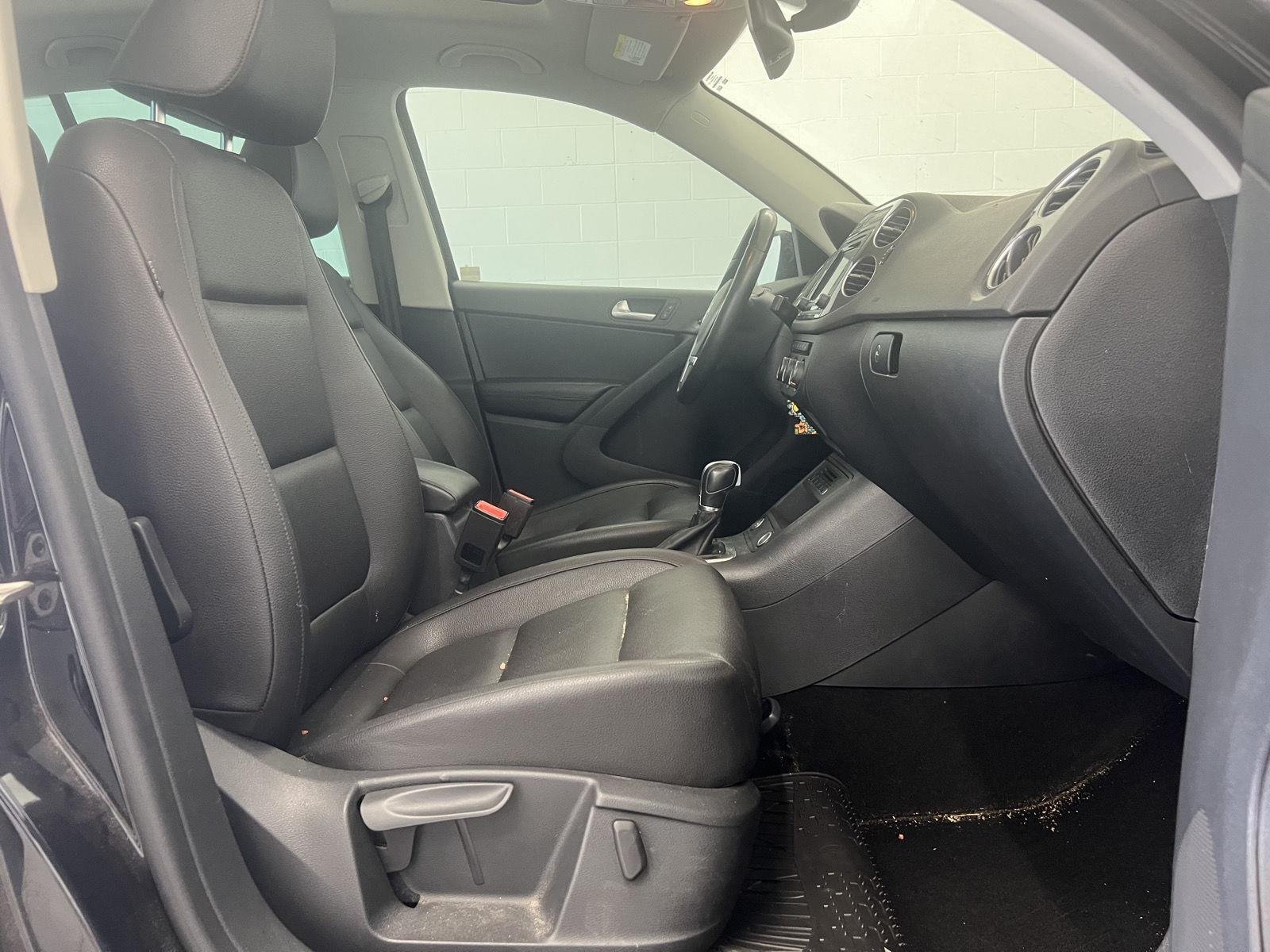 Used 2016 Deep Black Pearl Volkswagen SE image 29