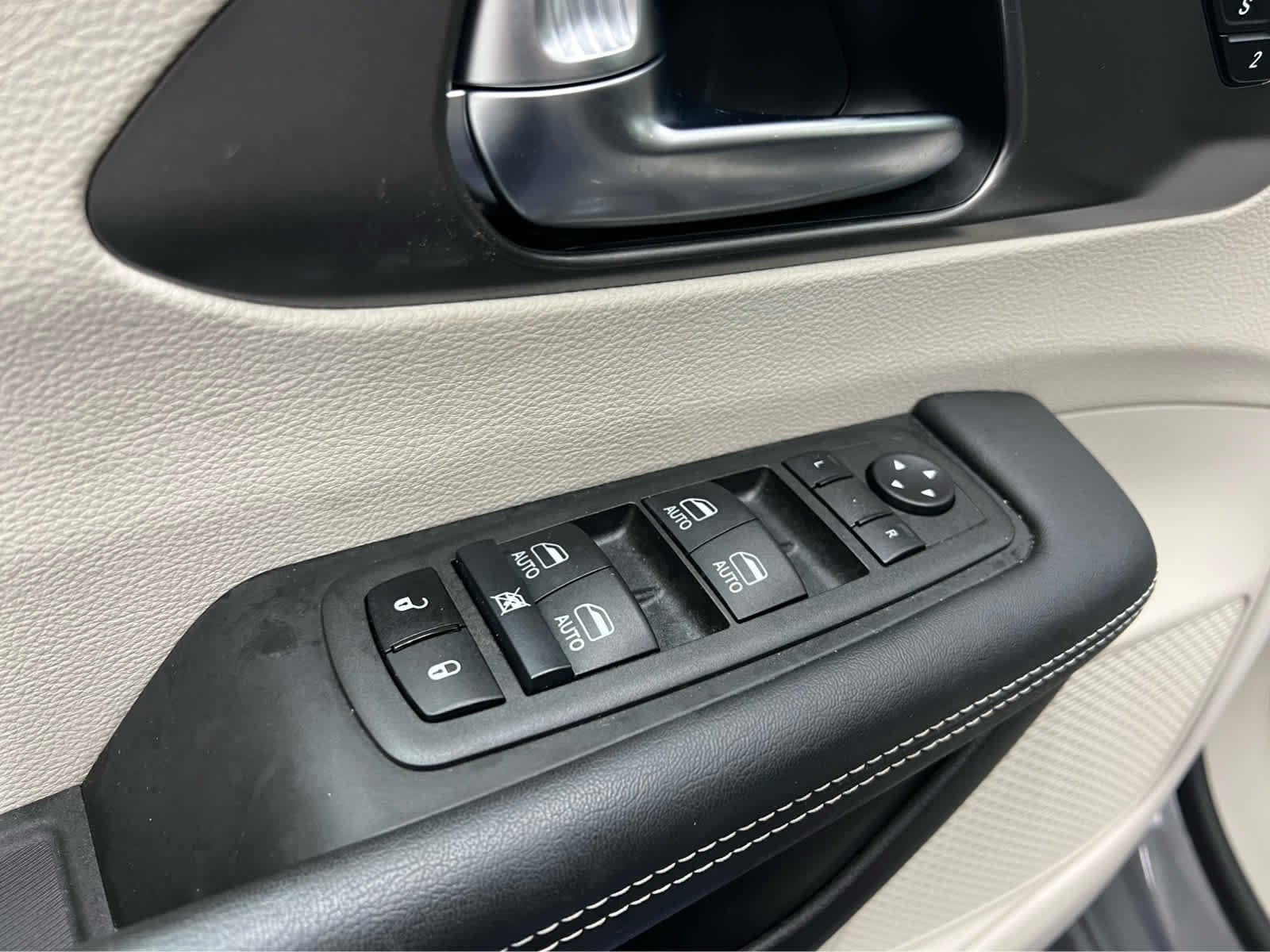 Used 2023 Ceramic Gray Clearcoat Chrysler Hybrid Touring L image 14
