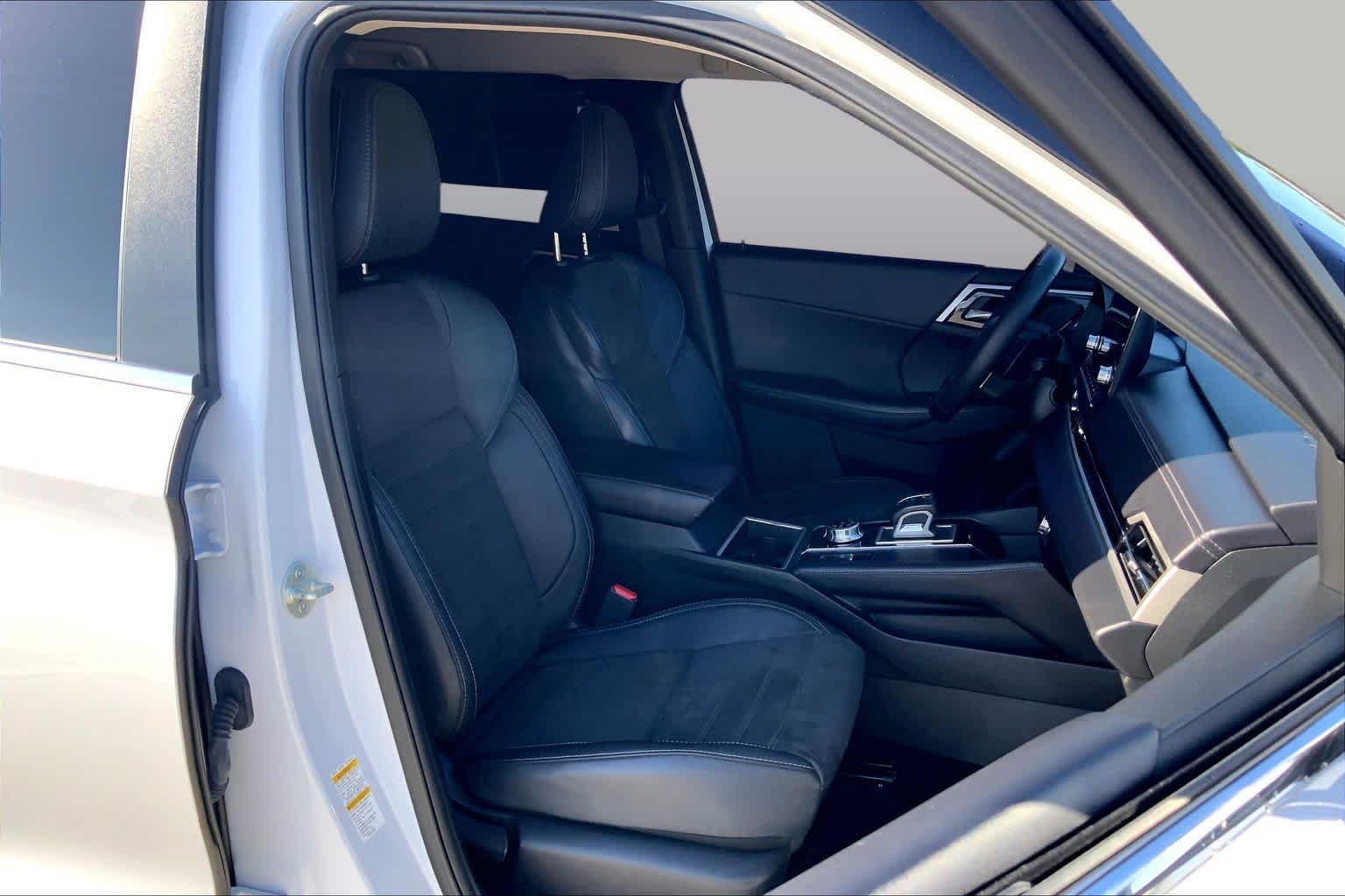 Used 2024 White Diamond Mitsubishi SE image 9