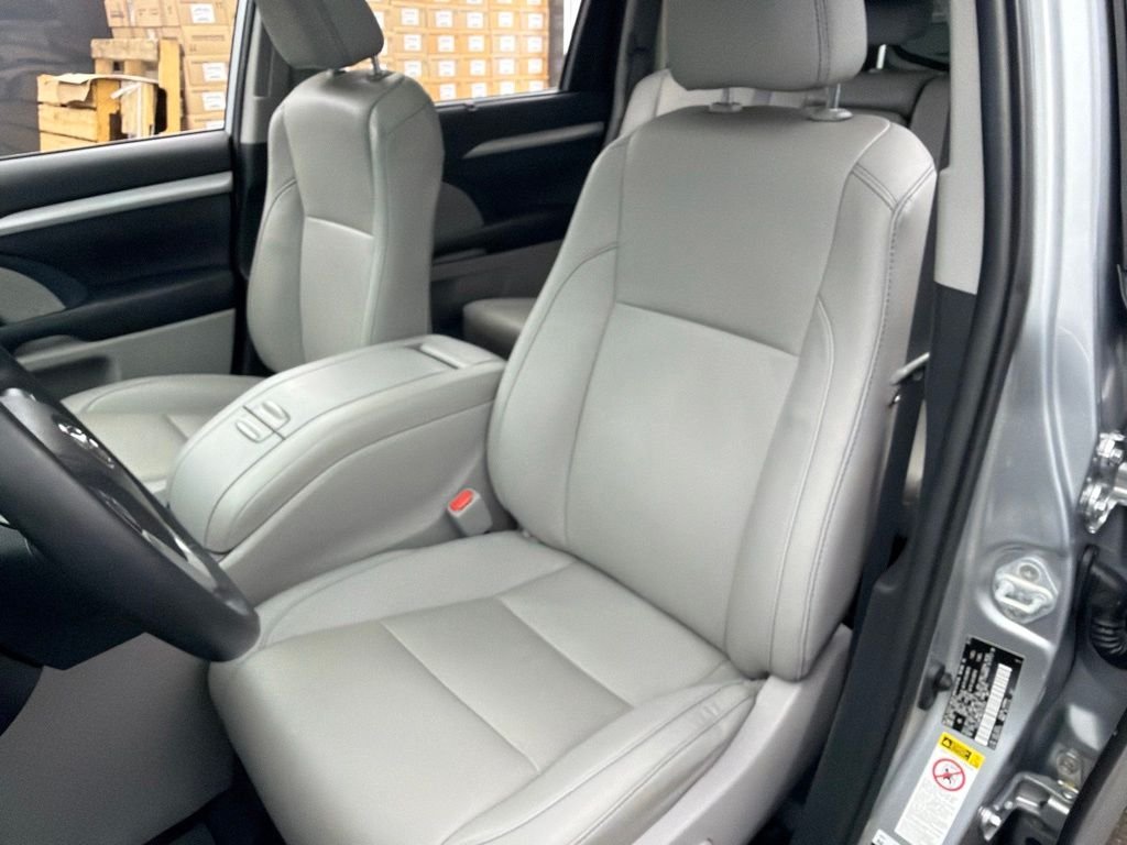 Used 2019 Silver Toyota XLE image 20