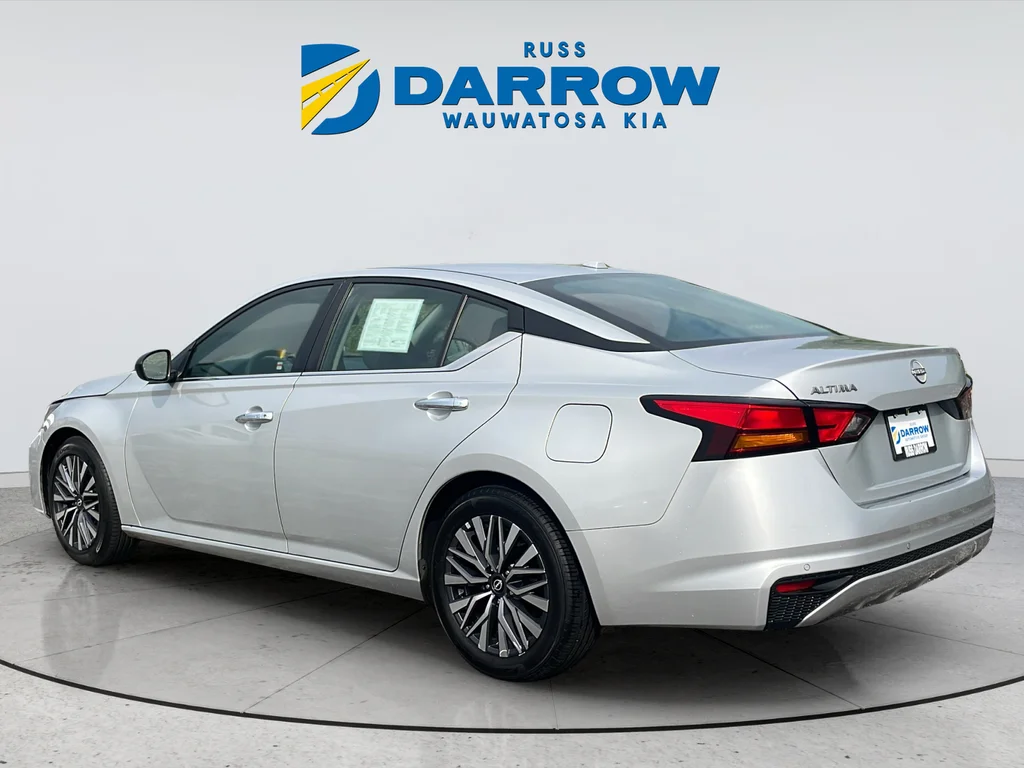 Used 2025 Silver Nissan 2.5 SV image 3