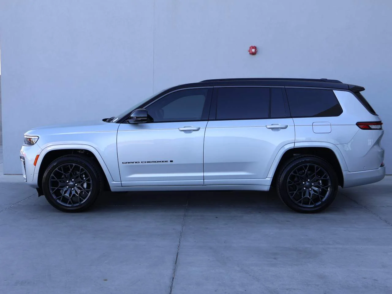 Used 2026 Silver Zynith Jeep Summit image 2