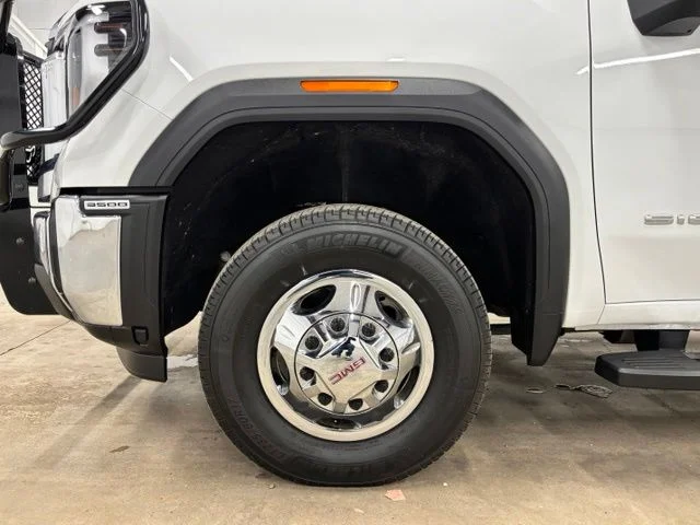 Used 2025 White GMC SLE image 9