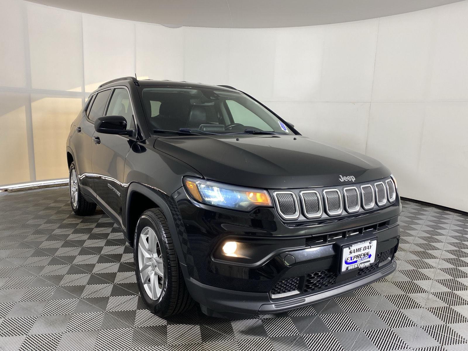 Used 2022 Diamond Black Crystal Pearlcoat Jeep Latitude image 8
