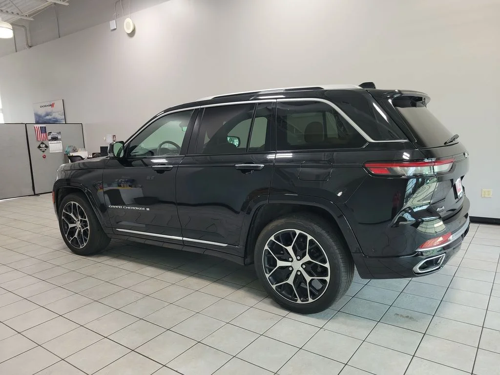 Used 2023 Black Jeep Summit Reserve image 12