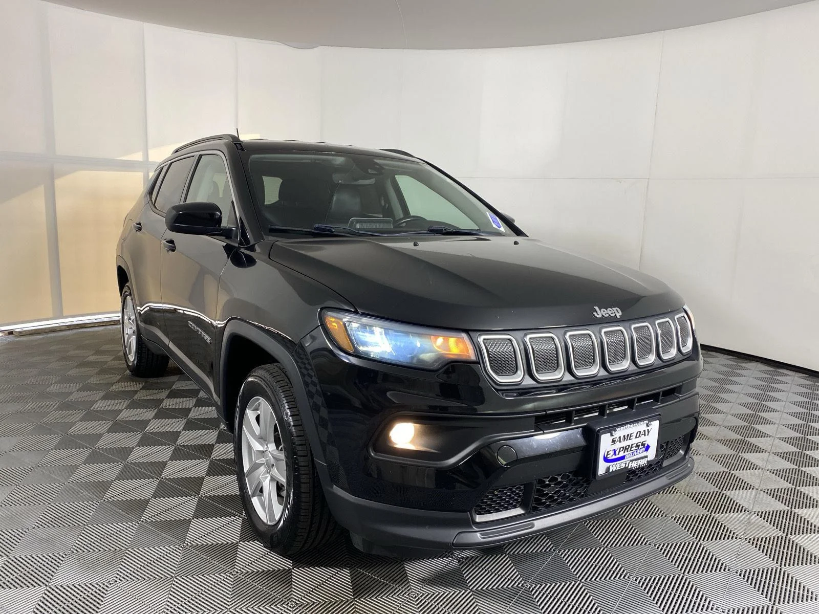 Used 2022 Diamond Black Crystal Pearlcoat Jeep Latitude image 8