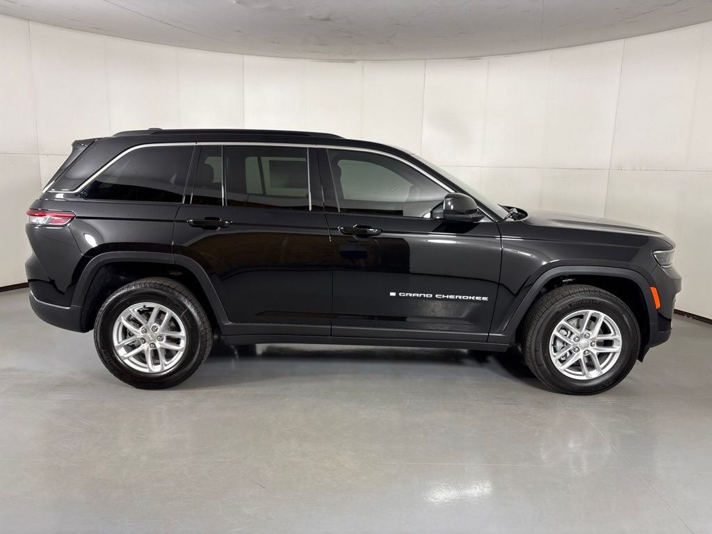 New 2026 Diamond Black Crystal Pearl-Coat Exterior Paint Jeep Laredo image 9