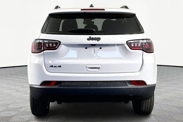 New 2026 Bright White Clear-Coat Exterior Paint Jeep Latitude image 5