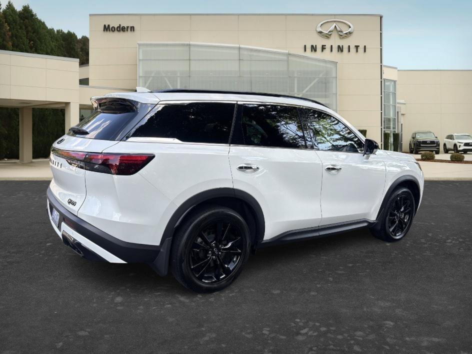 Used 2025 Majestic White INFINITI LUXE image 5