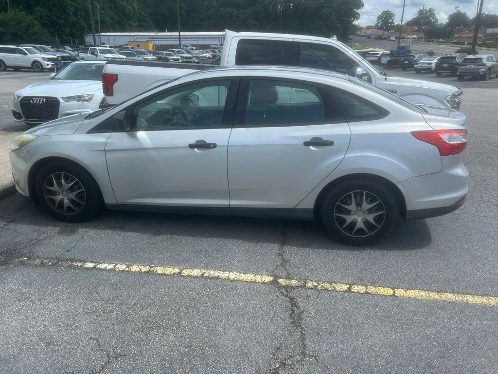 Used 2013  Ford S image 3