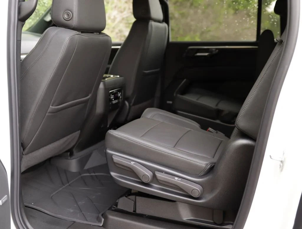 2026 Chevrolet Suburban LT - Photo 29