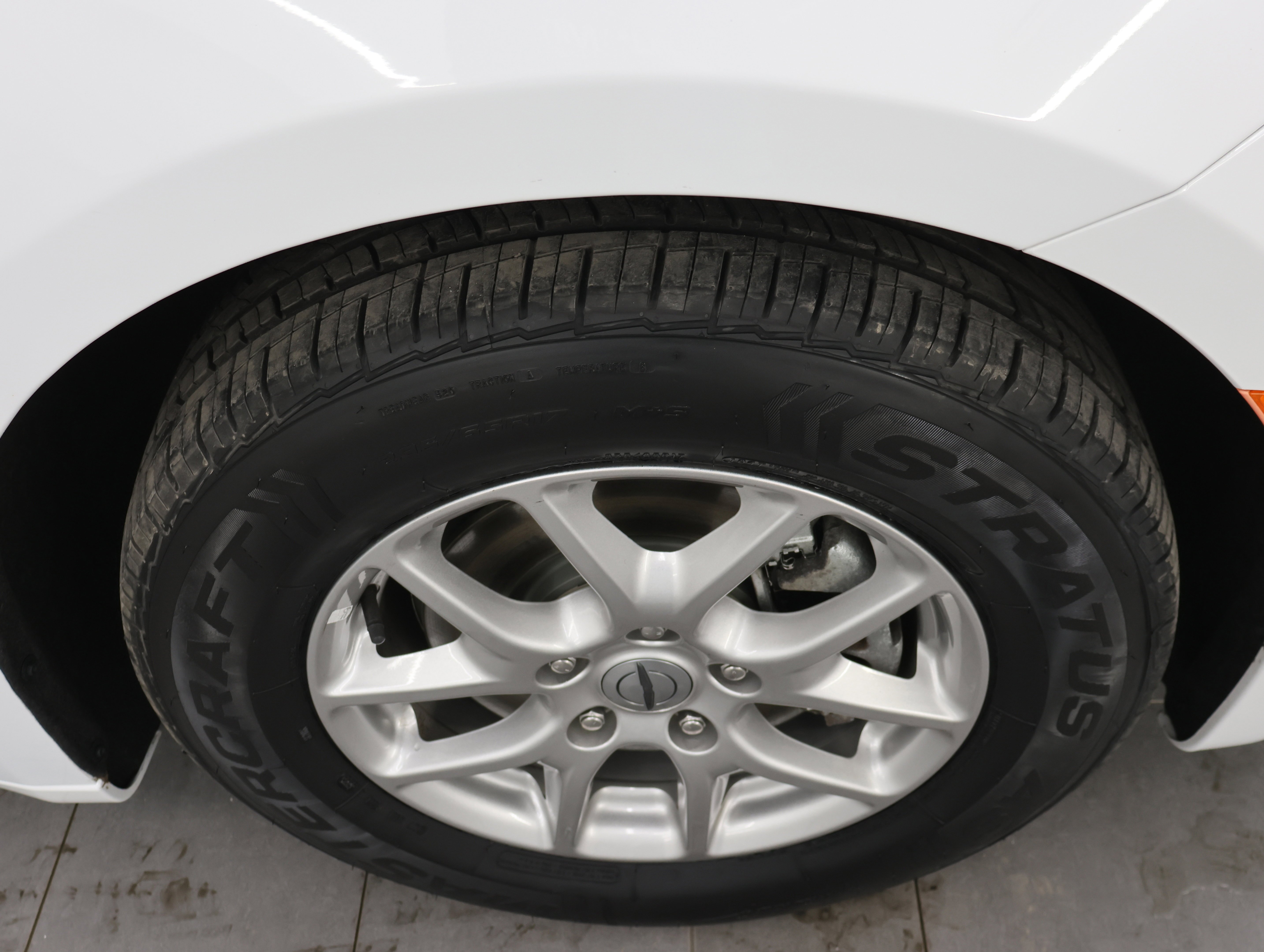 Used 2024 Bright White Clearcoat Chrysler Touring L: TOURING L-STOW N GO-QUADS-THIRD-ADAPTIVE CRUISE-1 OWNER image 3