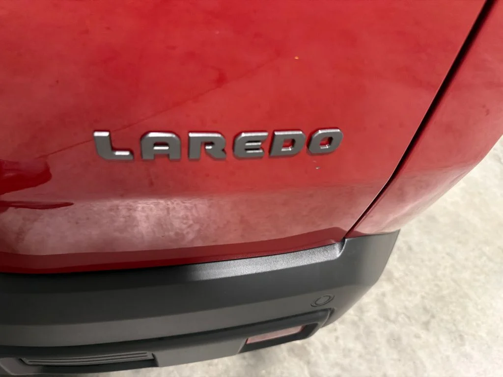 New 2026 Red Hot Pearl-Coat Exterior Paint Jeep Laredo image 10