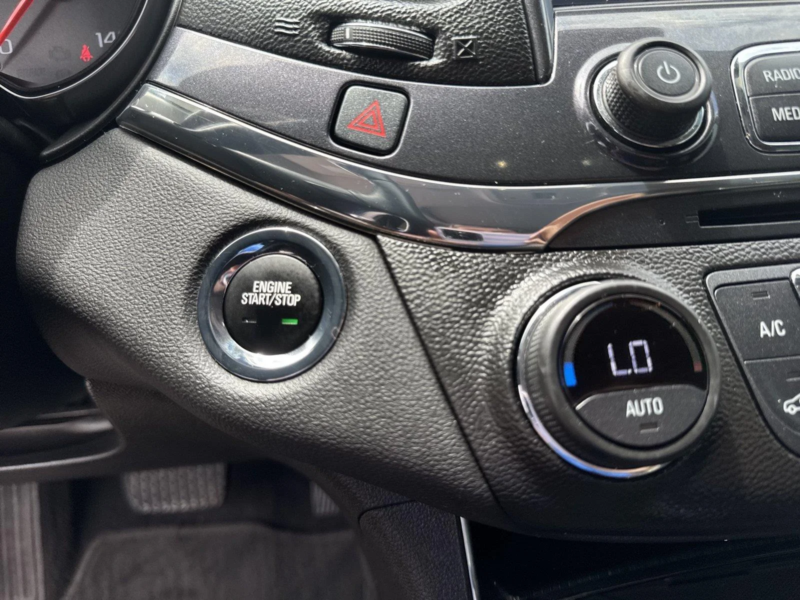 Used 2019 IRIDESCENT PEARL TRICOAT Chevrolet Premier image 23