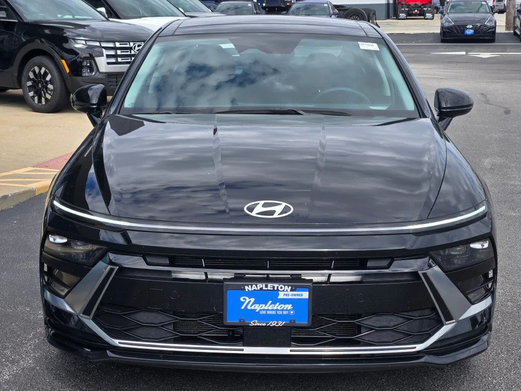 Used 2024 Black Hyundai SEL image 1