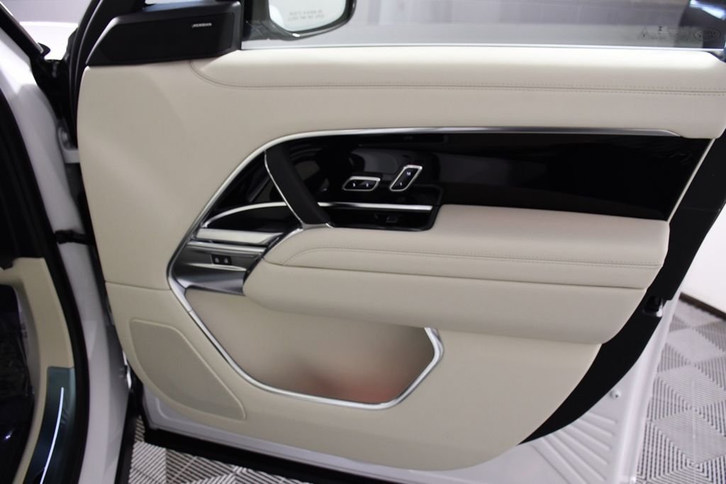 New 2026 Ostuni Perl Wh Land Rover SE image 17