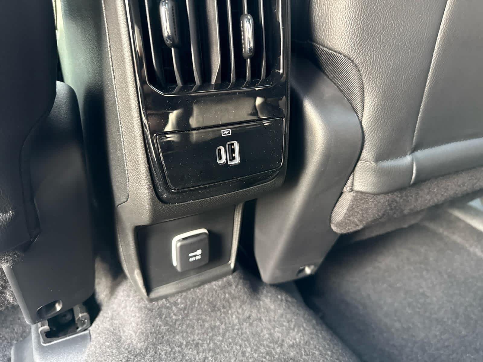 New 2026 Diamond Black Crystal Pearlcoat Jeep Latitude image 12