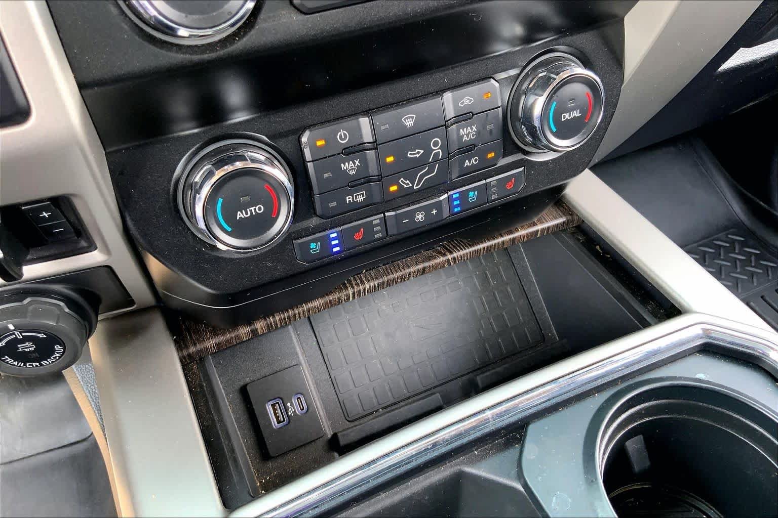 Used 2020 Star White Metallic Tri-Coat Ford LARIAT image 31
