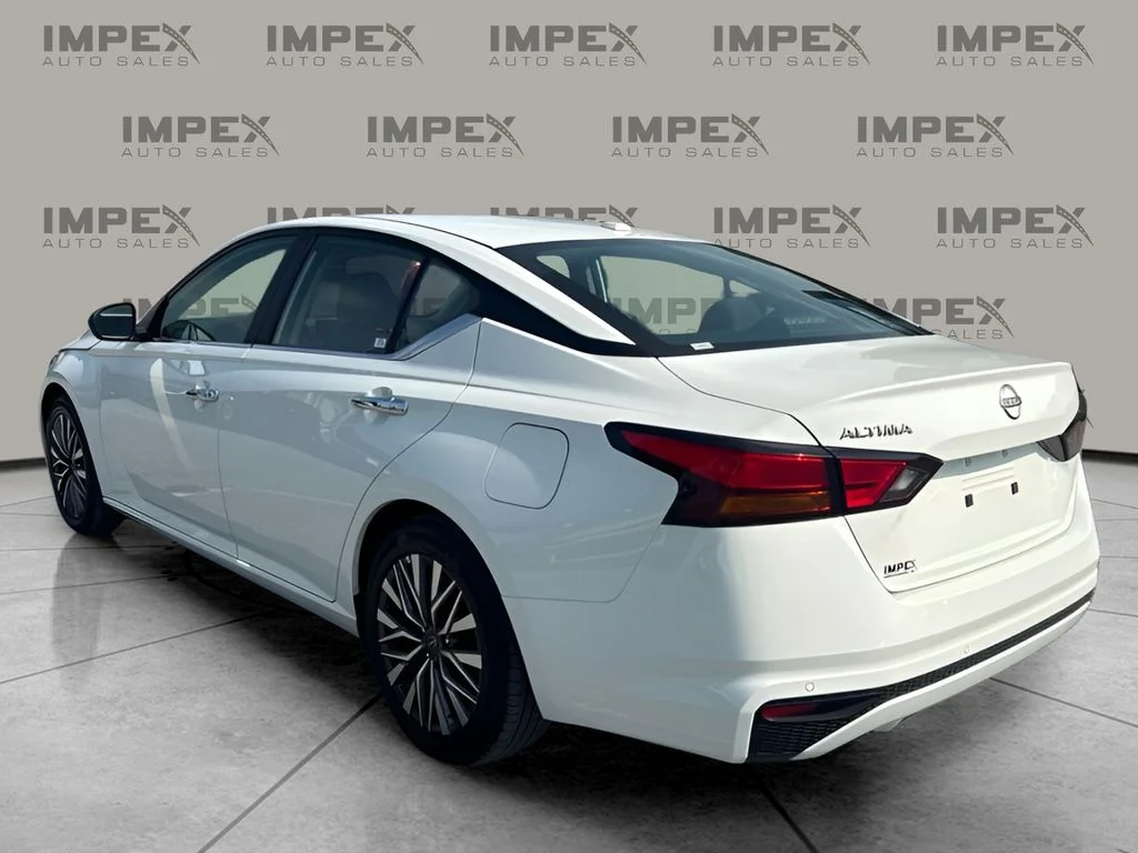 Used 2025 White Nissan 2.5 SV image 3