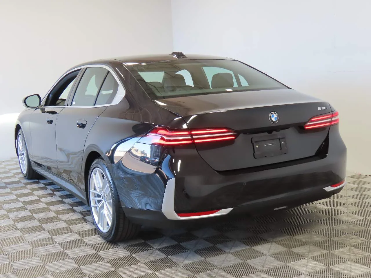 Used 2024 Black Sapphire Metallic BMW 530i image 3
