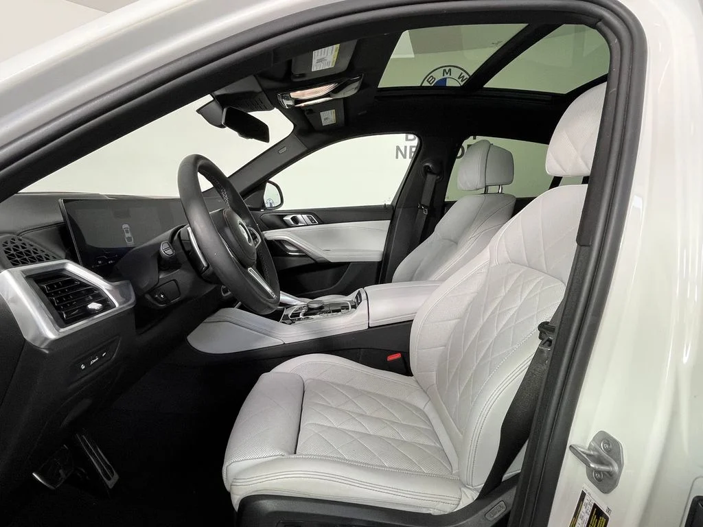 Used 2024 Alpine White BMW M60i image 21