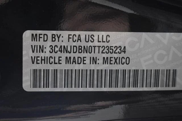 New 2026 Diamond Black Crystal Pearl-Coat Exterior Paint Jeep Latitude image 35