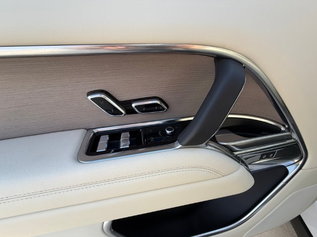 Used 2023 White Land Rover SE image 11