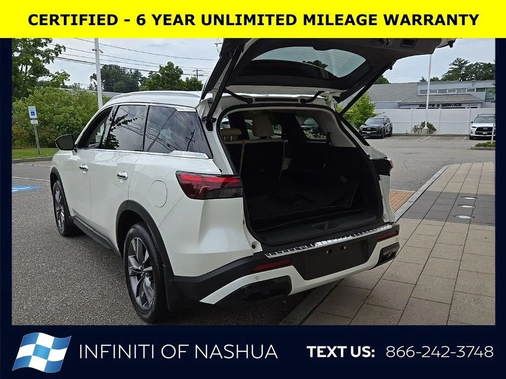 Certified Used 2024 White INFINITI LUXE image 18