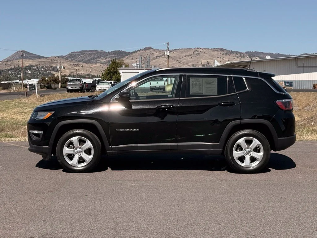 Used 2018 Diamond Black Jeep Latitude image 3