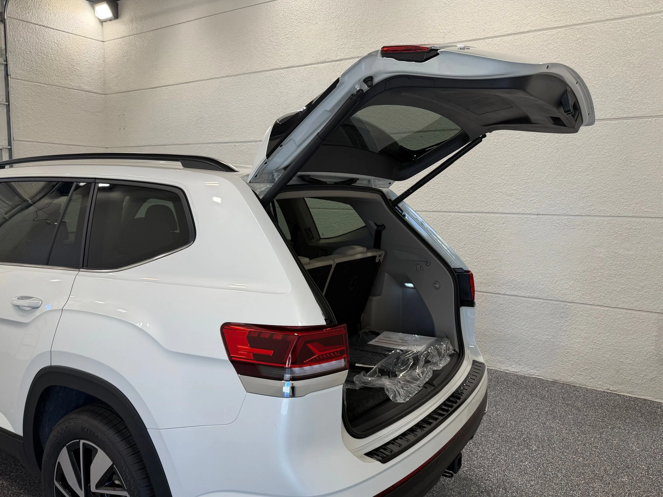 New 2026 White Volkswagen 2.0T SE w/Technology image 25