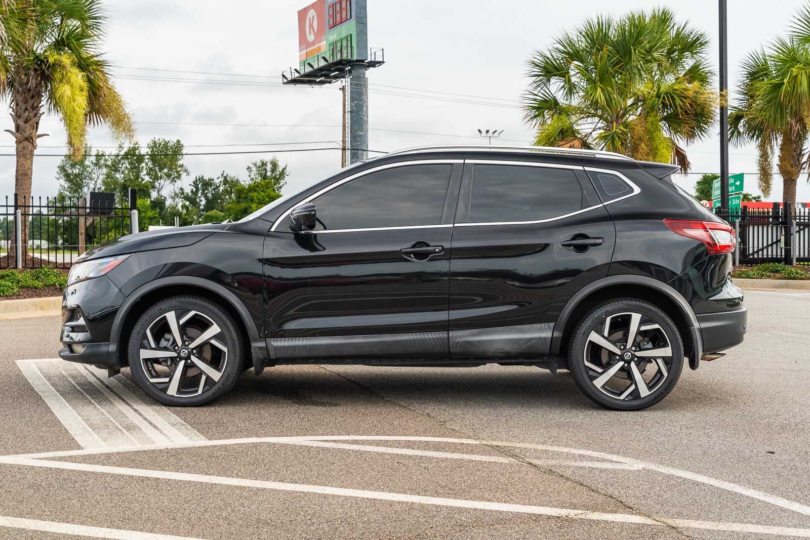 Used 2020 Black Nissan SL image 4