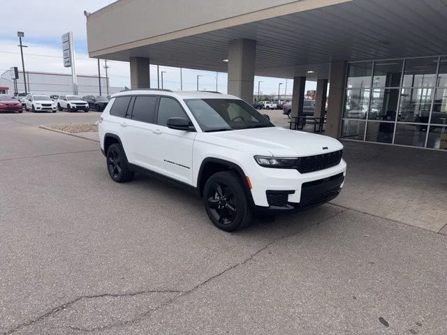 2025 Jeep Grand Cherokee L Altitude 4x4's photo