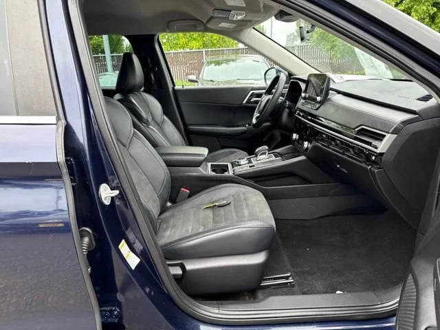 Used 2023 Cosmic Blue Metallic Mitsubishi SE image 9