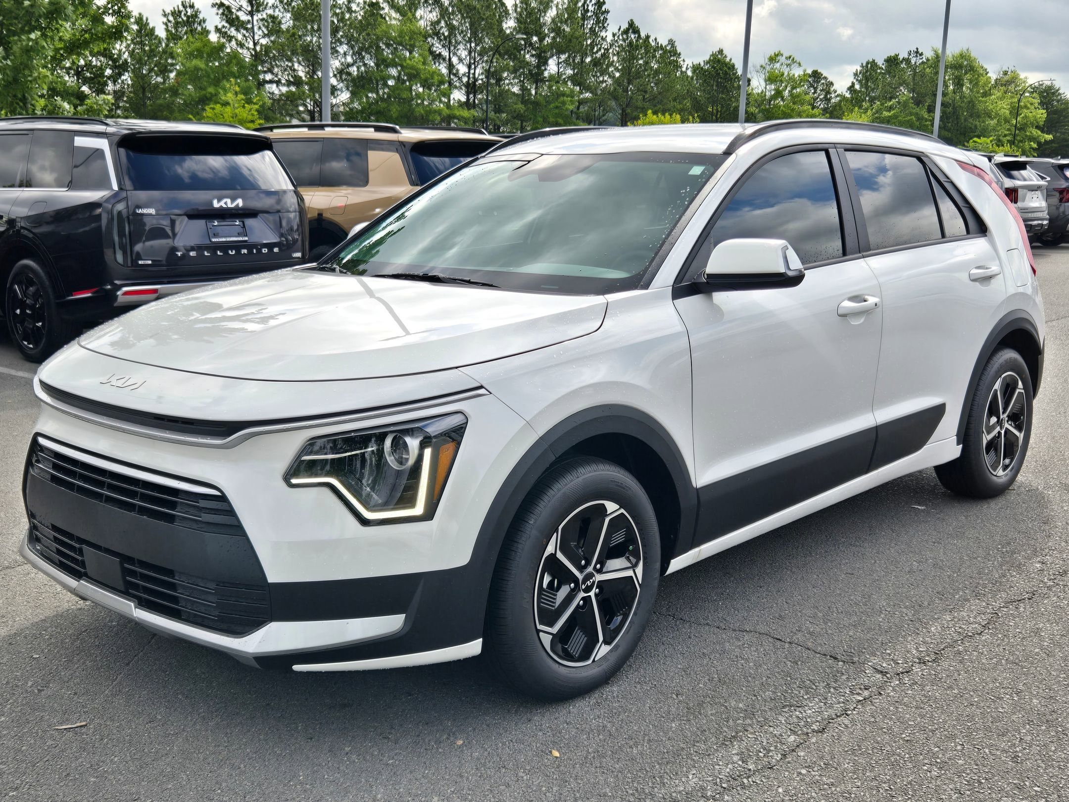 New 2026 Snow White Pearl Kia EX image 3