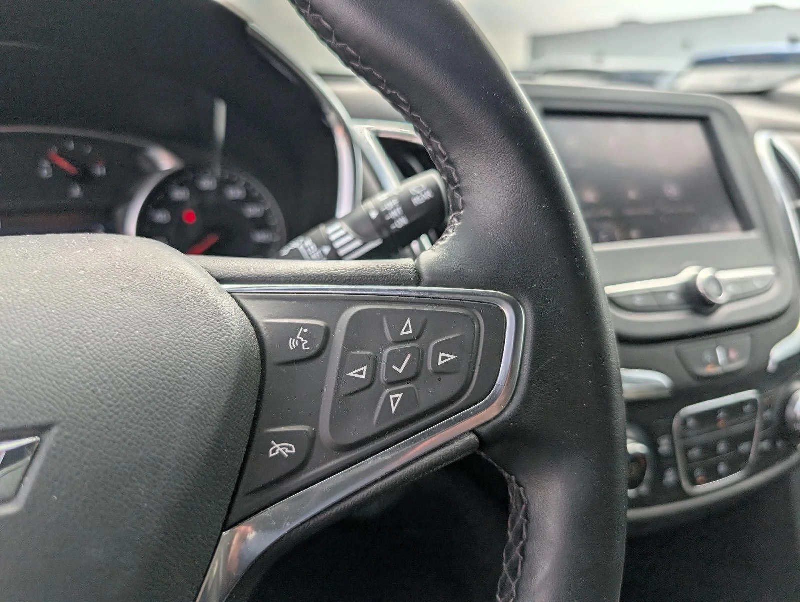 Used 2024 Summit White Chevrolet LT image 17