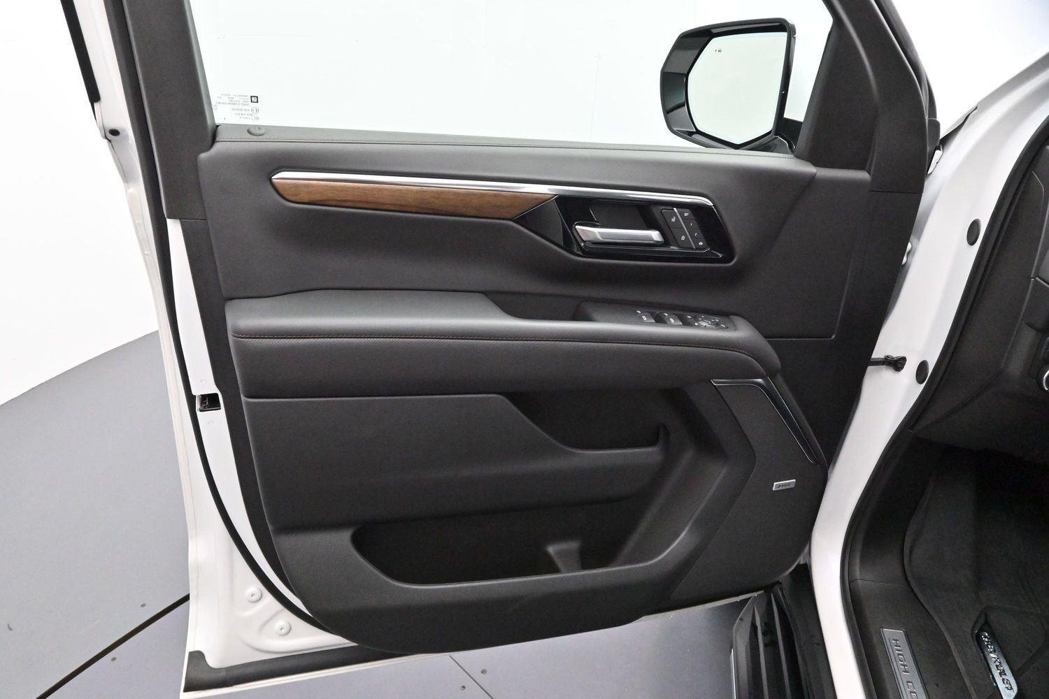 Used 2025 Iridescent Pearl Tricoat Chevrolet High Country image 9