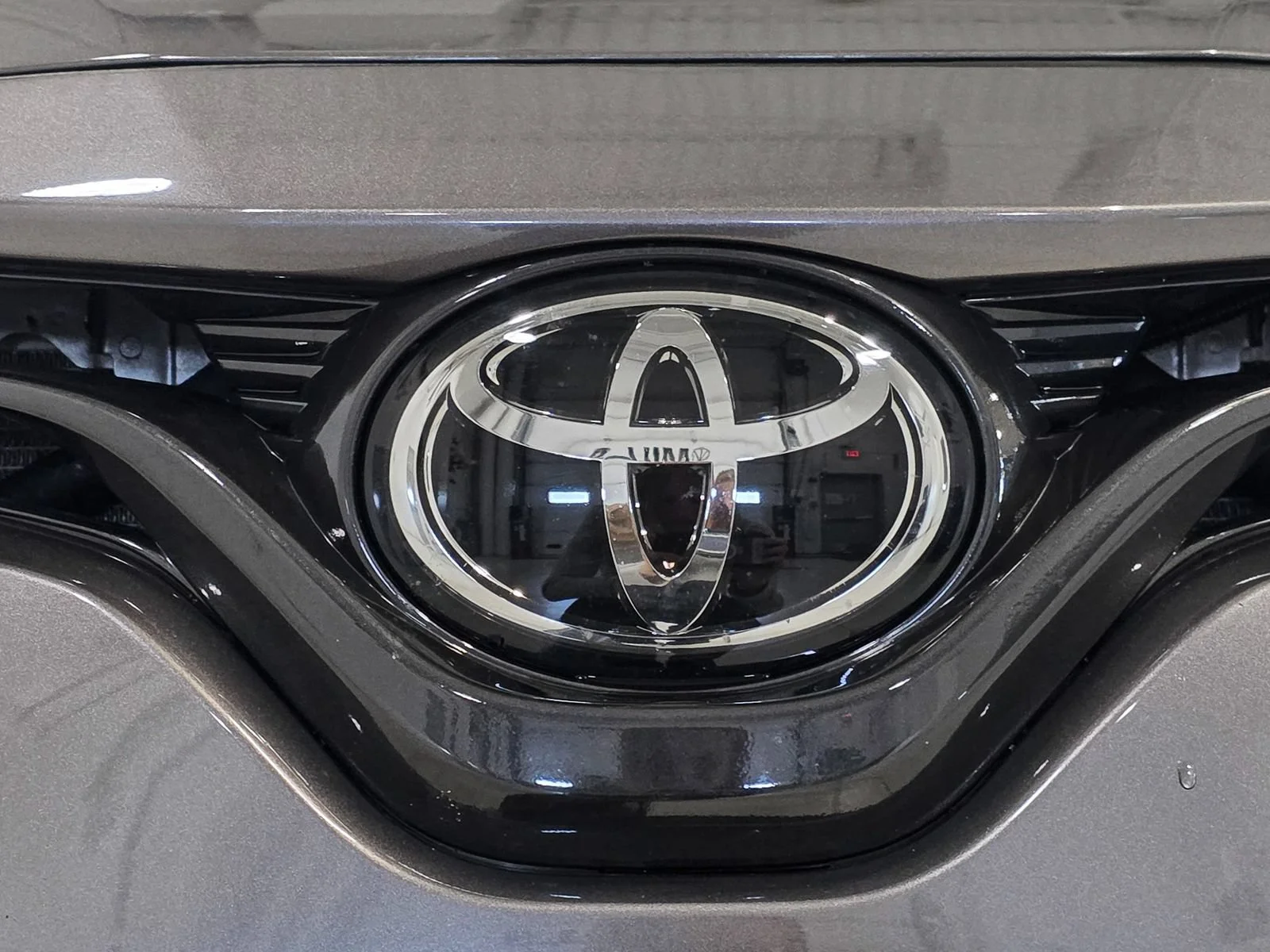 Used 2018 Gray Toyota LE image 13