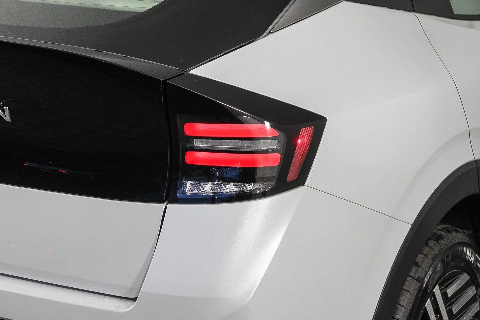 New 2026 Everest White Pearl TriCoat / Super Black Two-tone Nissan SV+ image 9