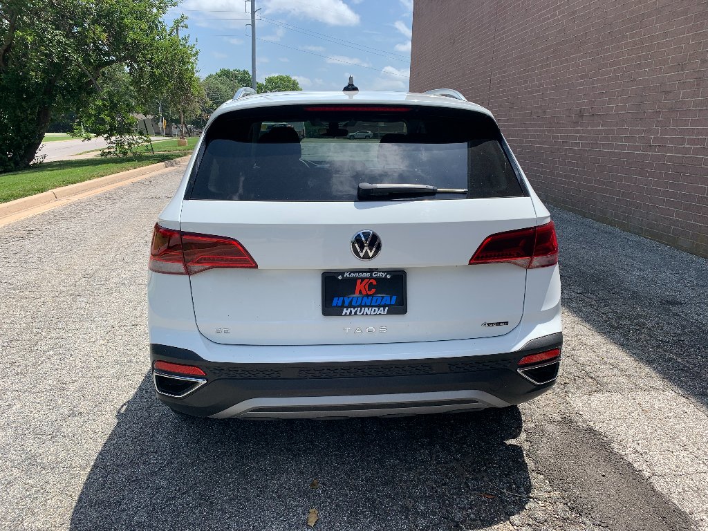 Used 2023 White Volkswagen SE image 4