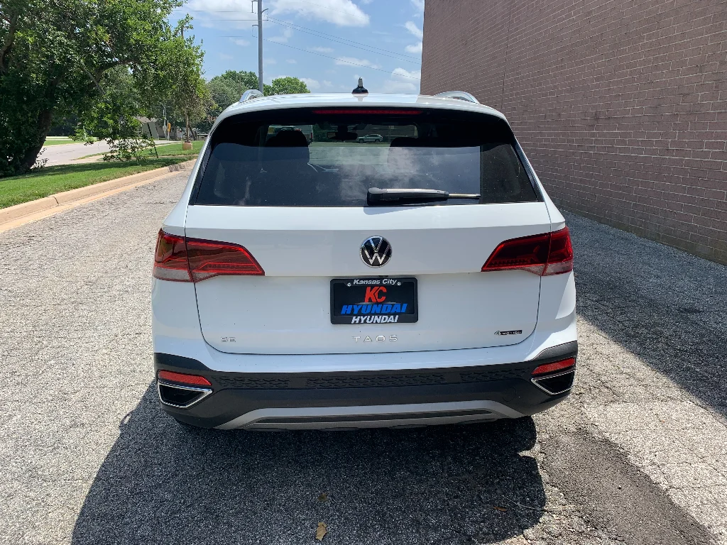 Used 2023 White Volkswagen SE image 4