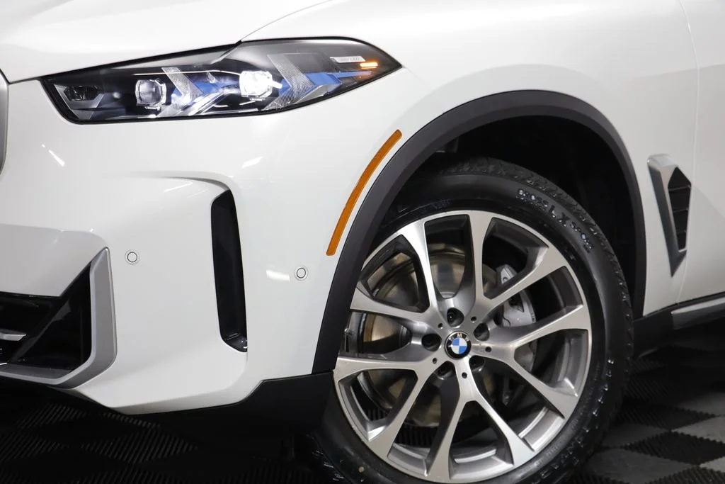 New 2026 White BMW xDrive40i image 4