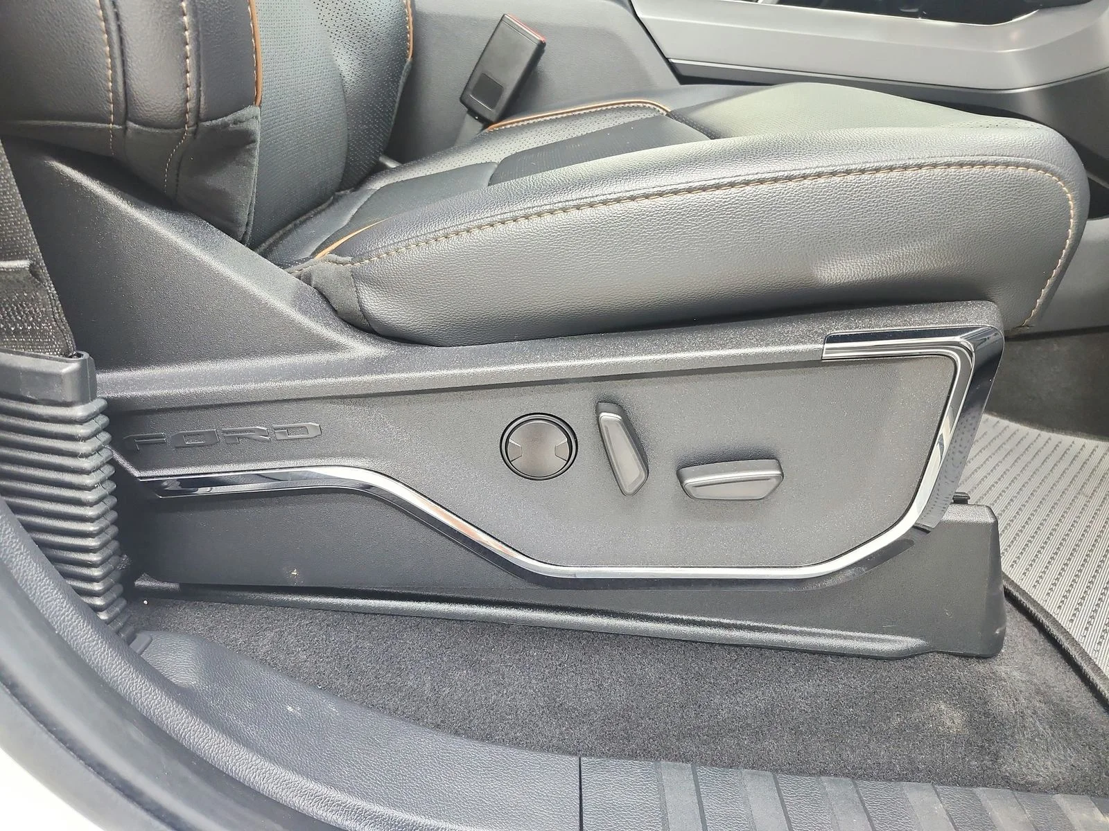 Used 2024 White Ford Lariat image 41