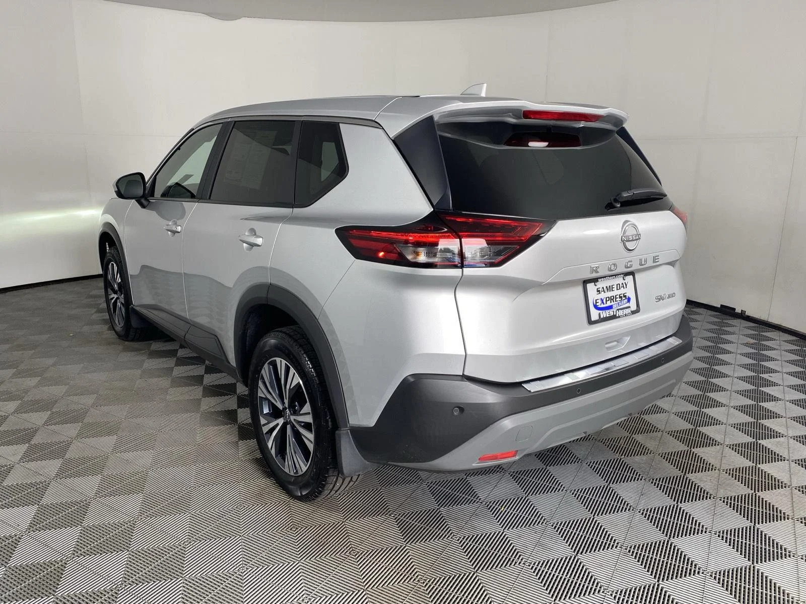 Used 2023 Brilliant Silver Metallic Nissan SV image 5