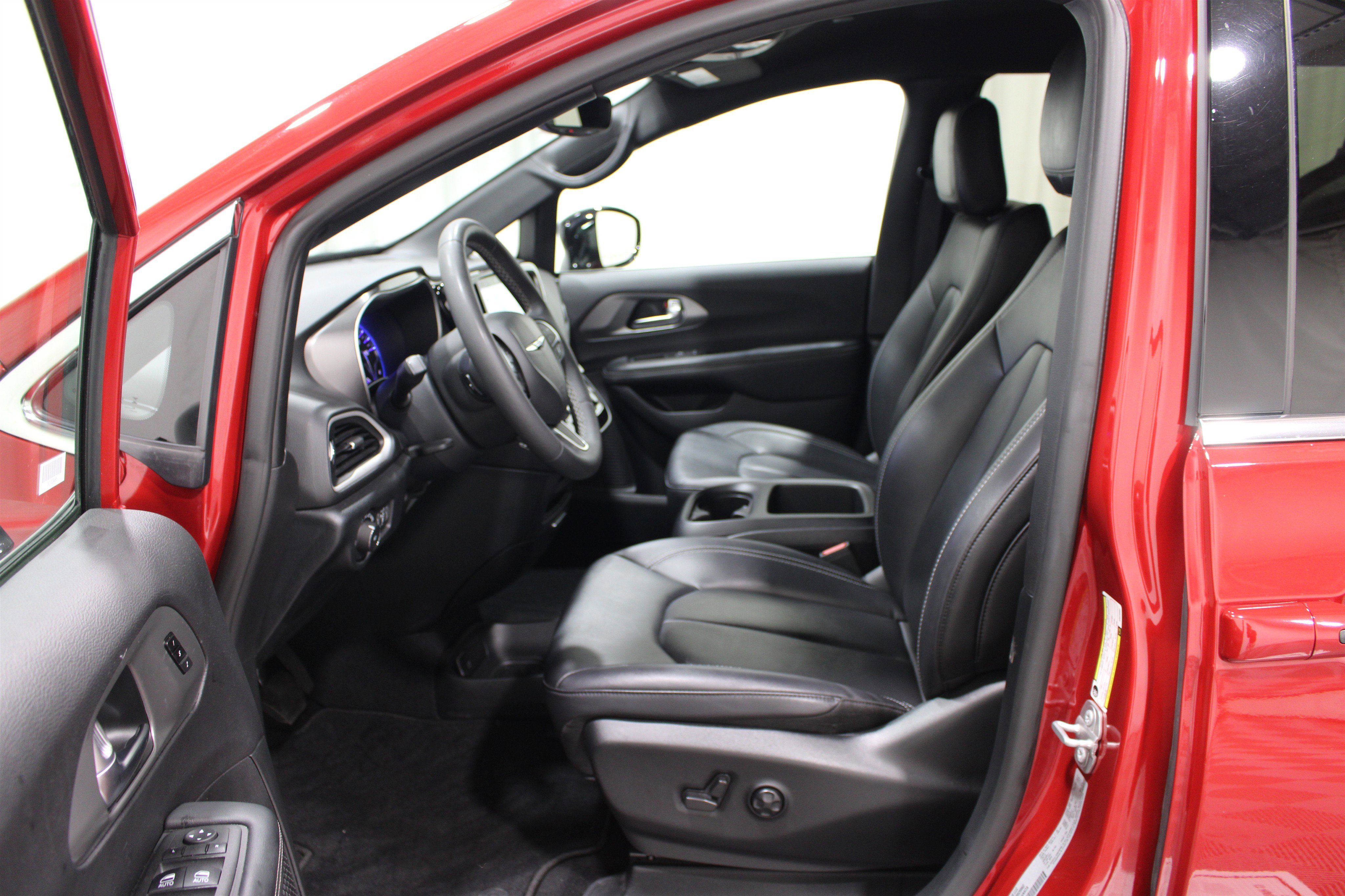 Used 2025 Red Hot Pearlcoat Chrysler Select image 3