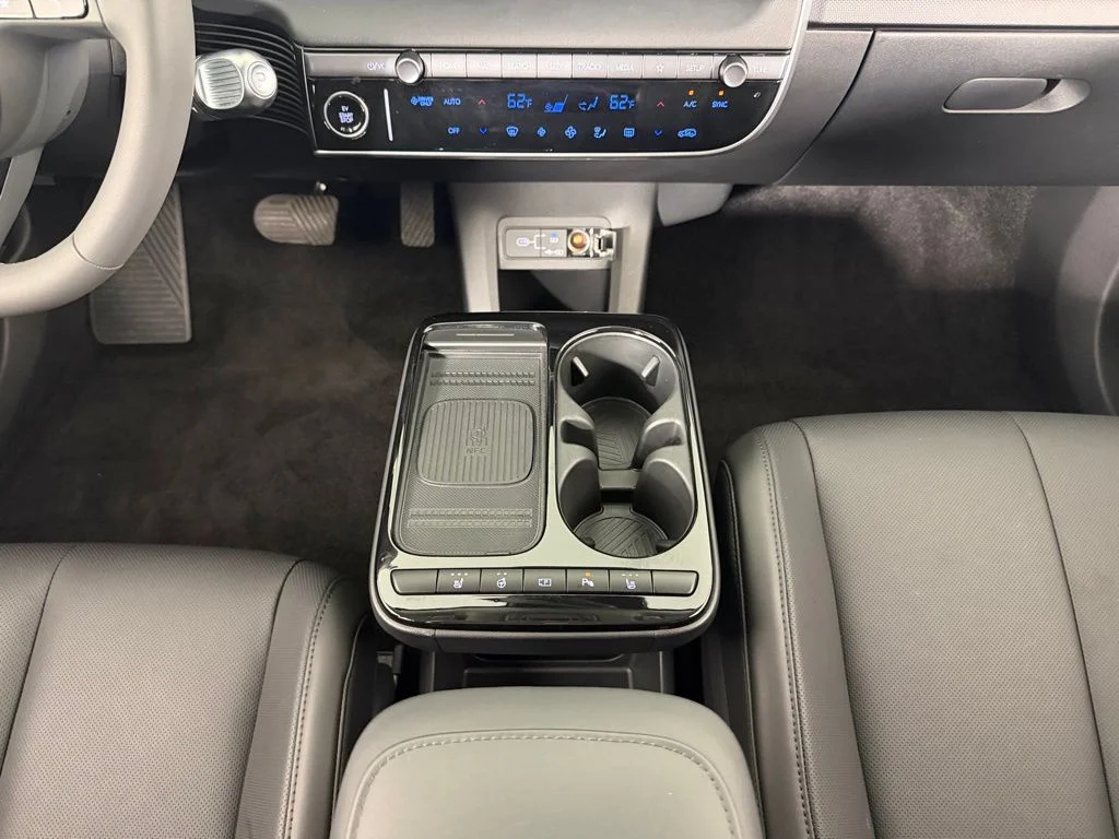 Used 2025 White Hyundai SEL image 17