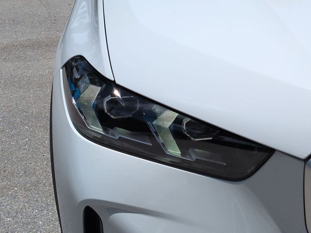 New 2026 Alpine White BMW xDrive40i image 10